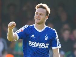 Todd Kane kan juichen tijdens het competitieduel Brentford - Nottingham Forest. (06-04-2015)