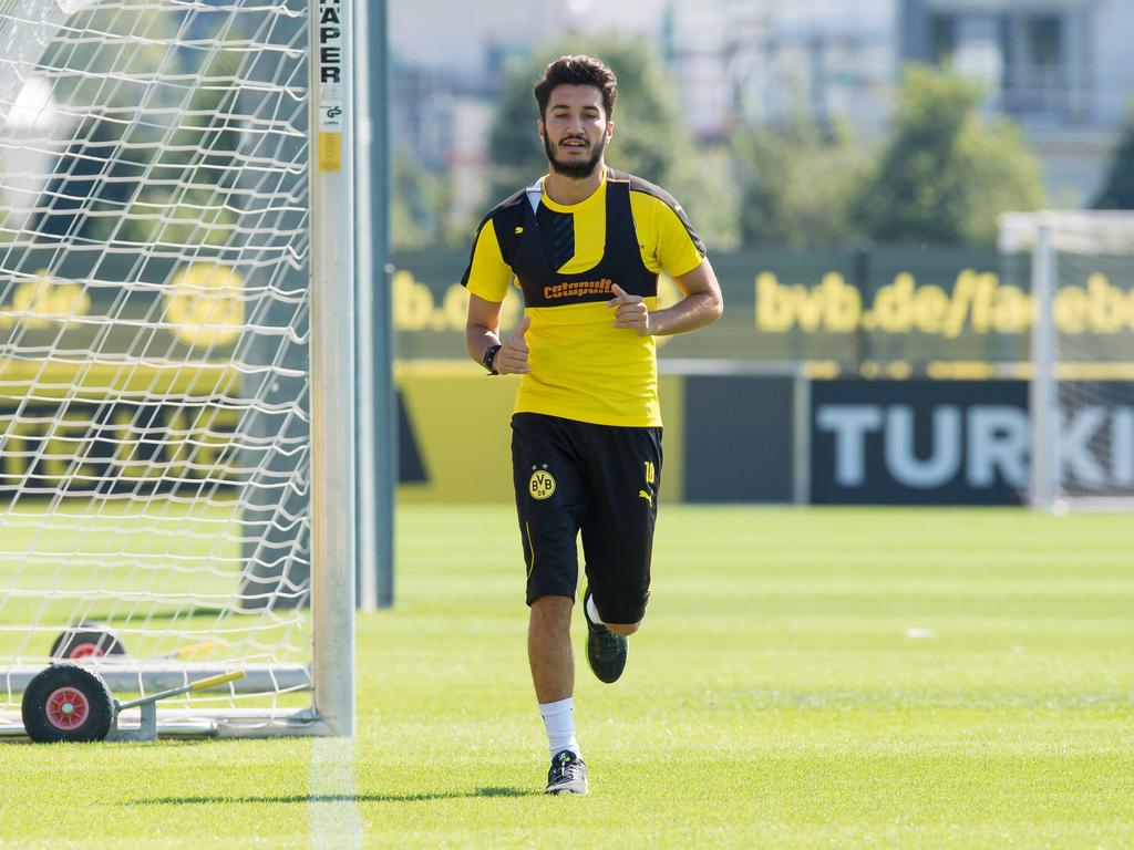 Nuri Şahin loopt zich warm tijdens een training van Borussia Dortmund. (03-08-2015)