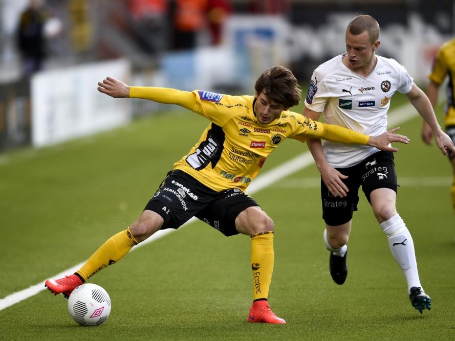 Arber Zeneli probeert namens Elfsborg de bal af te schermen tijdens het duel met Orebro. (31-05-2015)
