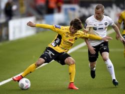 Arber Zeneli probeert namens Elfsborg de bal af te schermen tijdens het duel met Orebro. (31-05-2015)