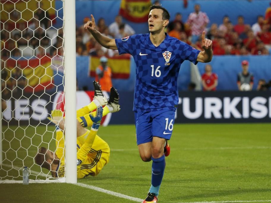 Nikola Kalinić viert zijn doelpunt tegen Spanje. De Kroaat maakt vlak voor rust de gelijkmaker. (21-06-2016)