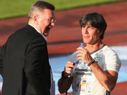 Reinhard Grindel (l.) schätzt Joachim Löw sehr