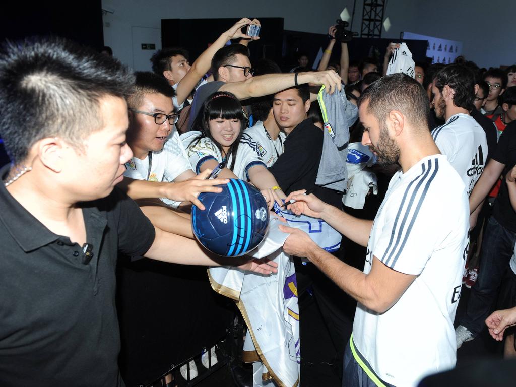 Leider läuft der Fankontakt nicht immer so friedlich für Real-Star Karim Benzema ab