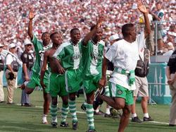 Die nigerianische Olympiamannschaft feiert nach Abpfiff den Sieg über Argentinien