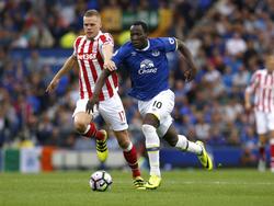Romelu Lukaku (r.) van Everton vecht een duel uit met Ryan Shawcross (l.) van Stoke City. (27-08-2016)