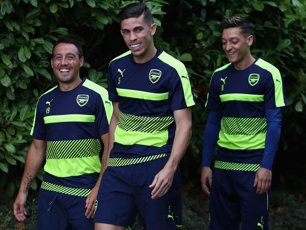 De izquierda a derecha: Cazorla, Gabriel Paulista y Ozil, del Arsenal. (Foto: Getty)