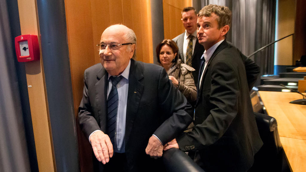 Sepp Blatter (li.) muss sich verantworten