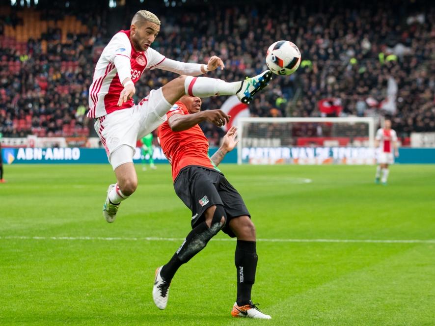 Hakim Ziyech (l.) plukt de bal uit de lucht tijdens de wedstrijd Ajax - NEC. (20-11-2016)