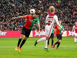 Kasper Dolberg (r.) kopt met het achterhoofd zijn hattrick tegen de touwen. (20-11-2016)