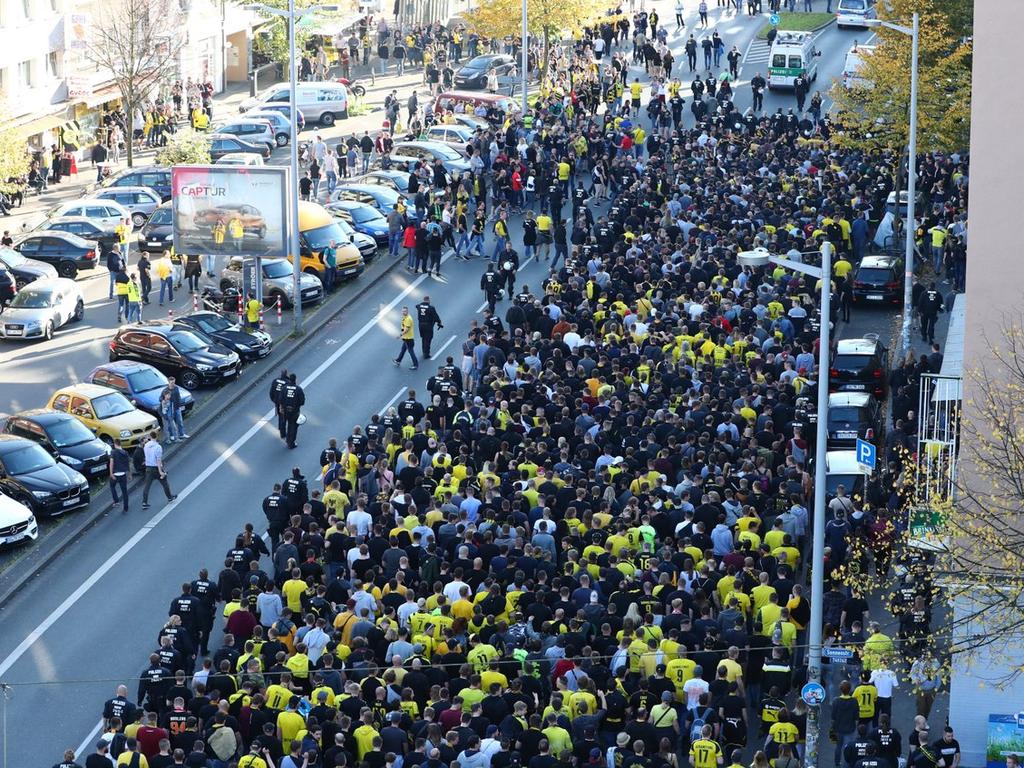 Die BVB -Fans bei ihrem Protestmarsch Quelle: Twitter