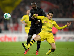 Akolo (l.) verletzte sich beim Heimspiel gegen Borussia Dortmund