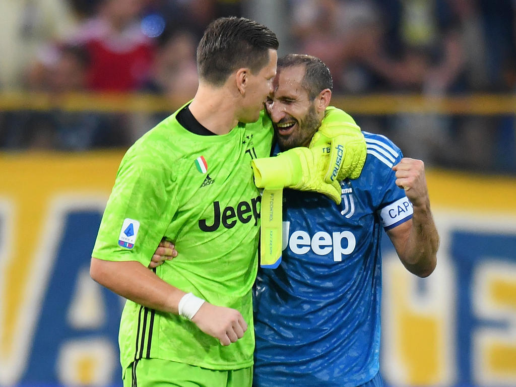 Wojciech Szczęsny felicita a Chiellini por su gol. Wojciech Szczęsny felicita a Chiellini por su gol.