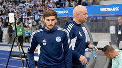 Kreutzer (vorn) betreut Schalke 04 vorerst weiter als Interimscoach