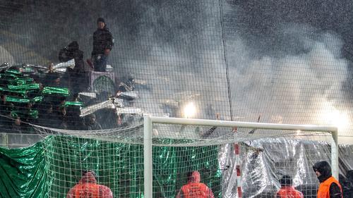 Wolfsburger Fans zündeten während der Pokalpartie bei Union Berlin Pyrotechnik