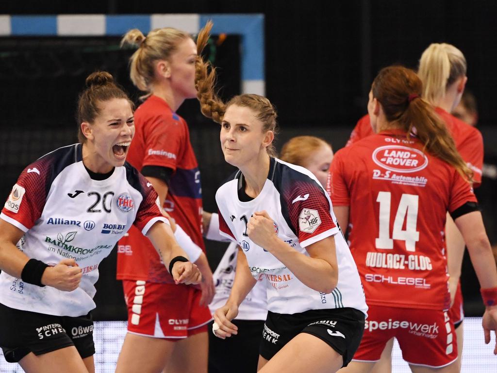 Emily Bölk (l, hier beide im Trikot des Thüringer HC) und Alicia Stolle (M) verloren mit dem ungarischen Verein FTC-Rail Cargo Hungaria das Champions-League-Finale gegen Vipers Kristiansand
