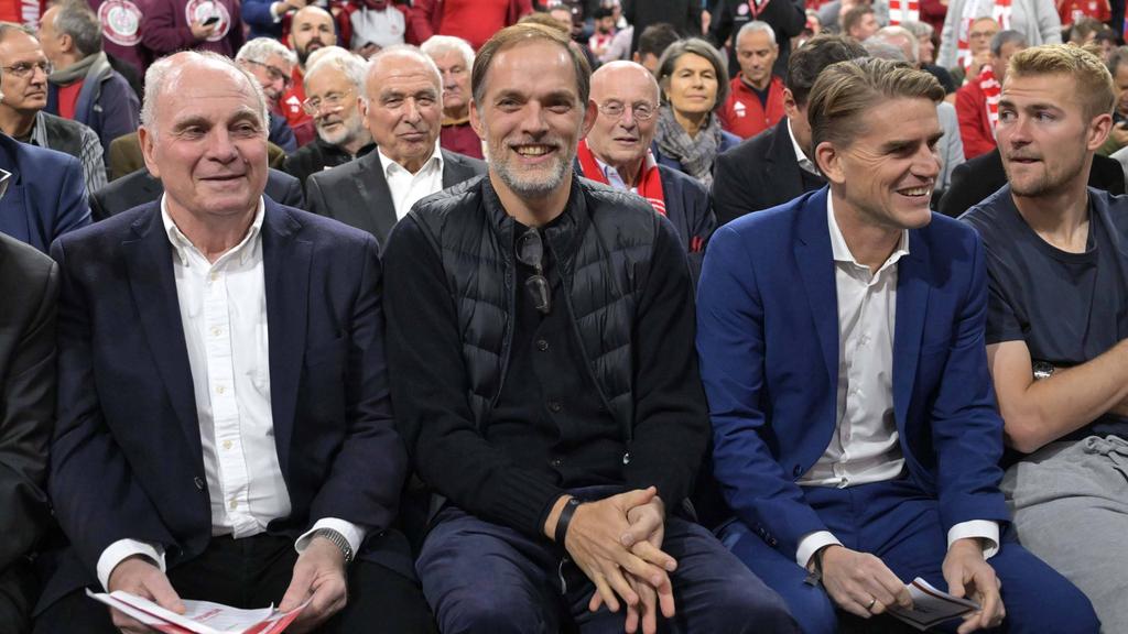 Thomas Tuchel (M.) mit Bayerns Ehrenpräsident Uli Hoeneß (l.) und Sportdirektor Christoph Freund