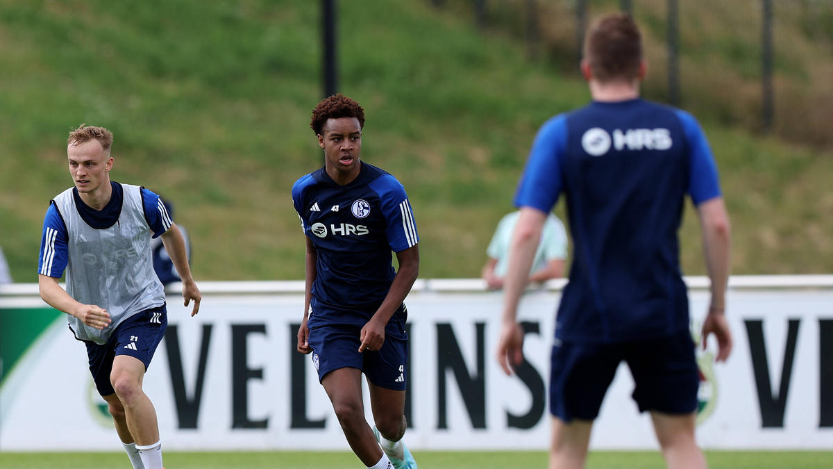 U17-Europameister Assan Ouédraogo (M.) darf sich bei den Profis des FC Schalke 04 beweisen
