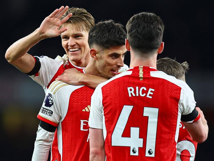 Kai Havertz of Arsenal celebrates scoring the goal for their side with their teammates to make it 4-