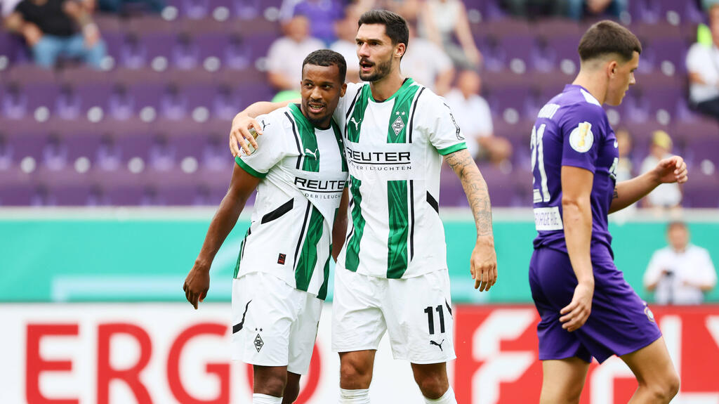 Der Vertrag von Alassane Plea (l.) bei Gladbach hat sich automatisch verlängert Der Vertrag von Alassane Plea (l.) bei Gladbach hat sich automatisch verlängert