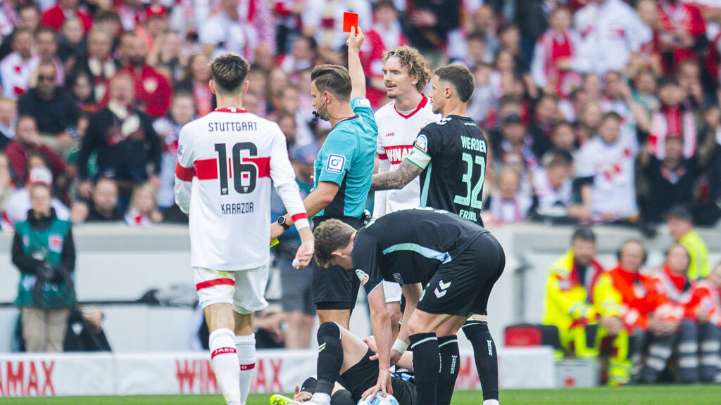 Daniel Schlager zeigt Nick Woltemade Gelb-Rot Daniel Schlager zeigt Nick Woltemade Gelb-Rot