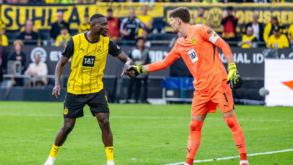 Gregor Kobel (re.) könnte den BVB im Sommer verlassen Gregor Kobel (re.) könnte den BVB im Sommer verlassen