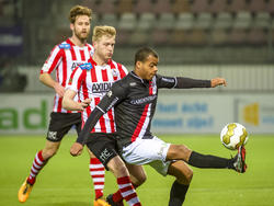 Erixon Danso (r.) wordt tijdens de wedstrijd tussen Sparta Rotterdam en FC Emmen onder druk gezet door Mart Dijkstra (m.) en Thomas Verhaar (l.). (11-03-2016)