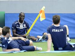 Balotelli vergnügt sich beim Training mit der Eckfahne