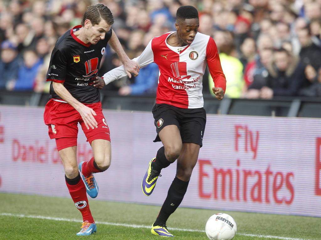 Kevin Vermeulen (l.) in duel met Terence Kongolo (r.) tijdens het benefietduel tussen Feyenoord en Excelsior. (05-01-2014)