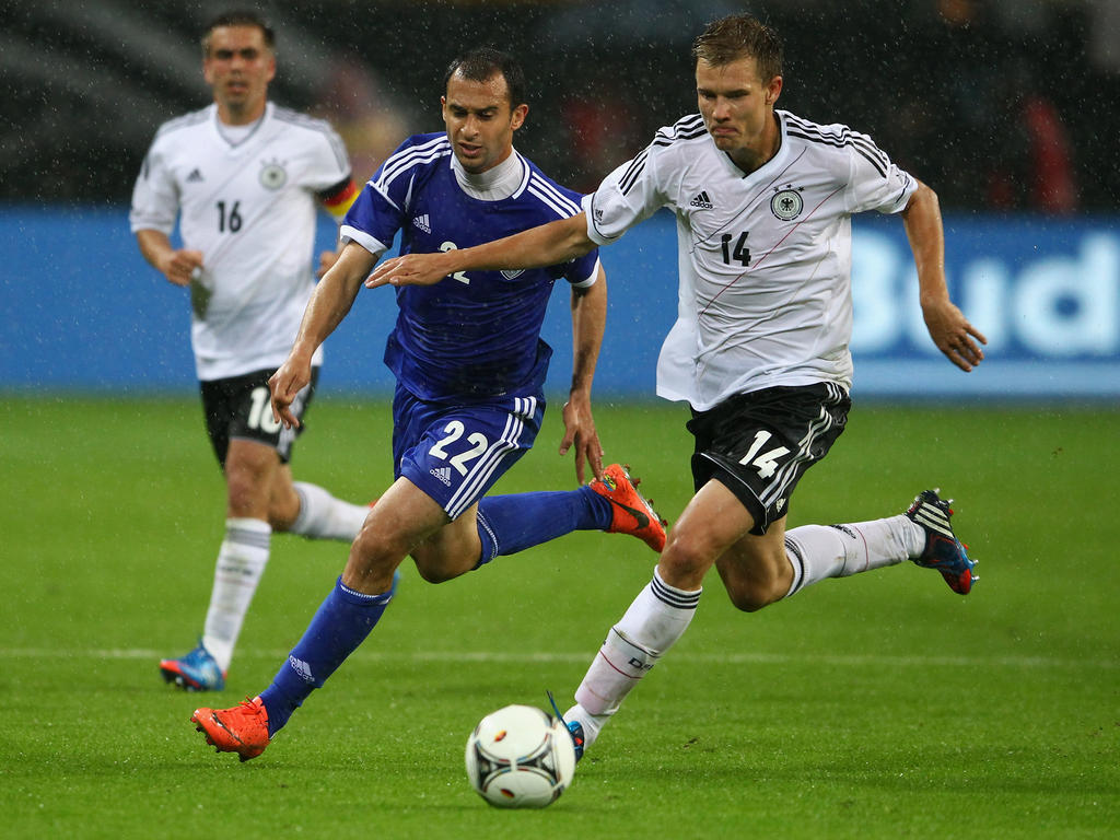 Omer Damari im Laufduell mit Holger Badstuber beim Länderspiel Israels gegen Deutschland