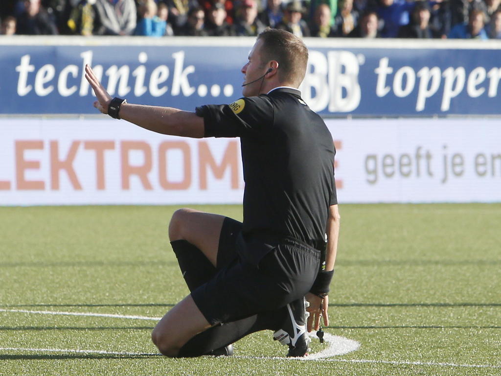 Scheidsrechter Danny Makkelie vraagt om een wissel tijdens het competitieduel SC Cambuur - Ajax. Voetbal.com Foto van de Week. (09-11-2014)