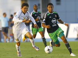 Jean-Paul Boëtius in actie tijdens een oefenduel van Feyenoord in Dubai met FC Bunyodkor. (08-01-2015). 