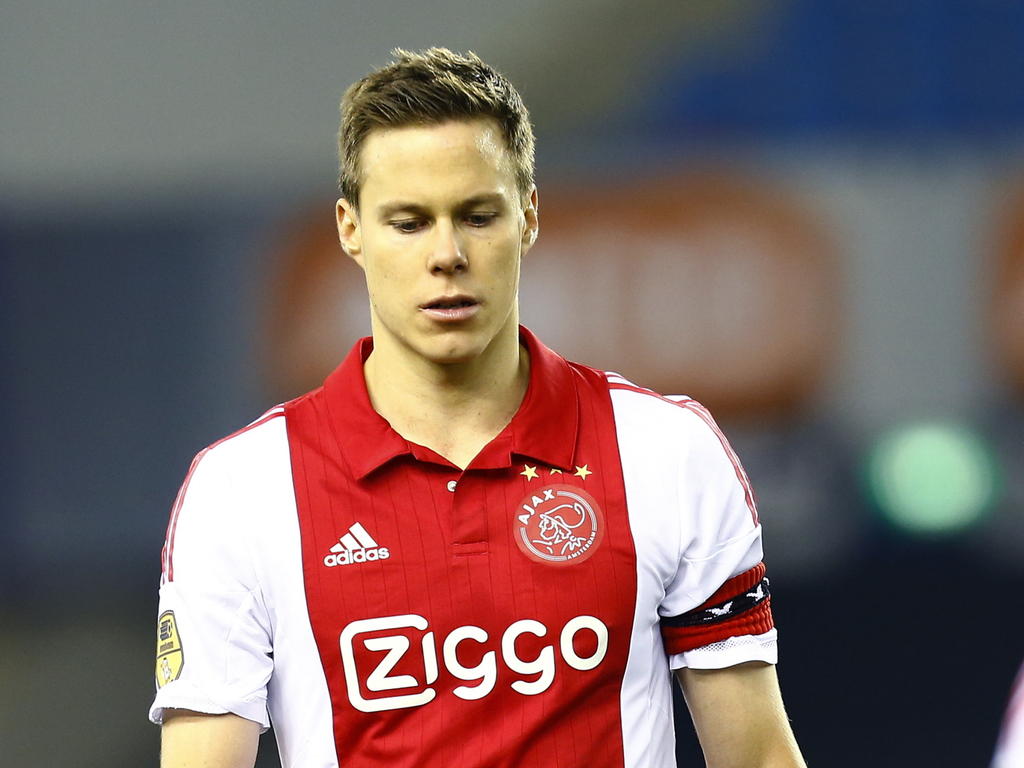 Niklas Moisander verlaat met een onprettig gevoel het veld in Arnhem. Ajax heeft zojuist met 0-1 verloren van Vitesse. (01-02-2015)