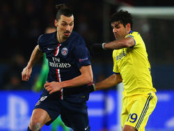 Diego Costa (r.) en Zlatan Ibrahimović staan tegenover elkaar tijdens Paris Saint-Germain - Chelsea. (17-02-2015)