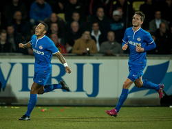 Memphis Depay (l.) kan juichen als hij PSV op een 0-1 voorsprong heeft gezet tegen Go Ahead Eagles. Luuk de Jong loopt met de doelpuntenmaker mee. (07-03-2015)