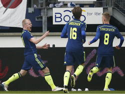 Davy Klaassen (l.) kan juichen als hij Ajax binnen het kwartier op een 2-0 voorsprong zet tegen sc Heerenveen. (15-03-2015)