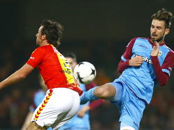 Zowel Bart Vriends (l.) en Davy Pröpper wint het kopduel tijdens Go Ahead Eagles - Vitesse niet. (21-03-2015)