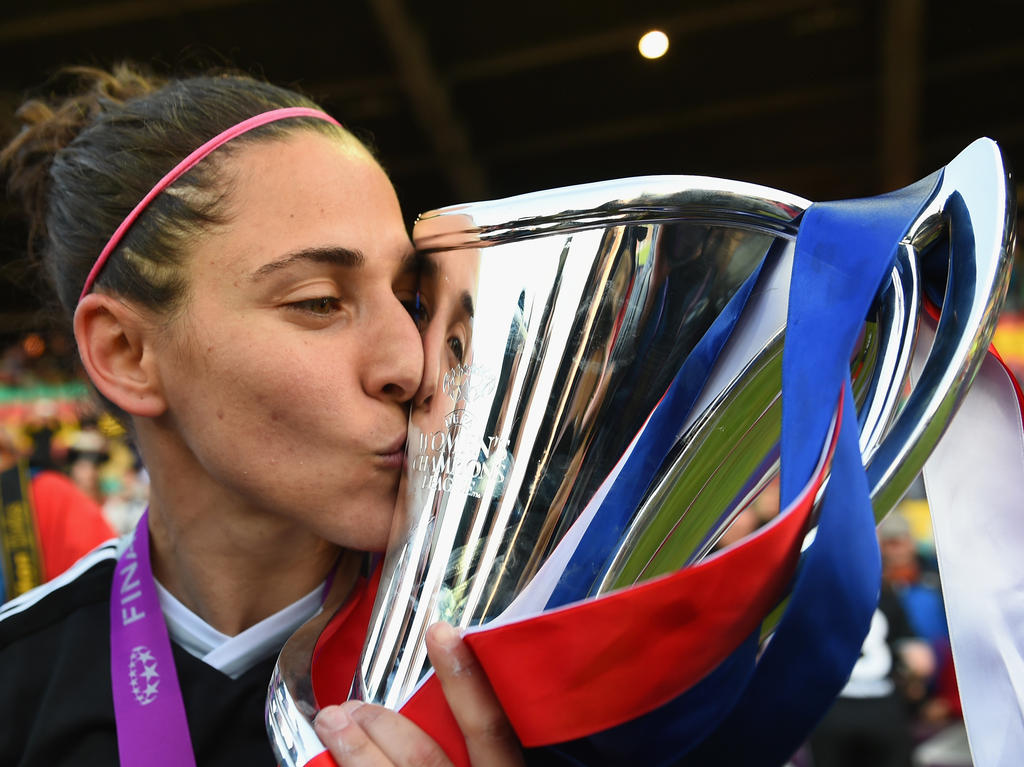 Vero Boquete besa el trofeo de la Champions femenina. (Foto: Getty)