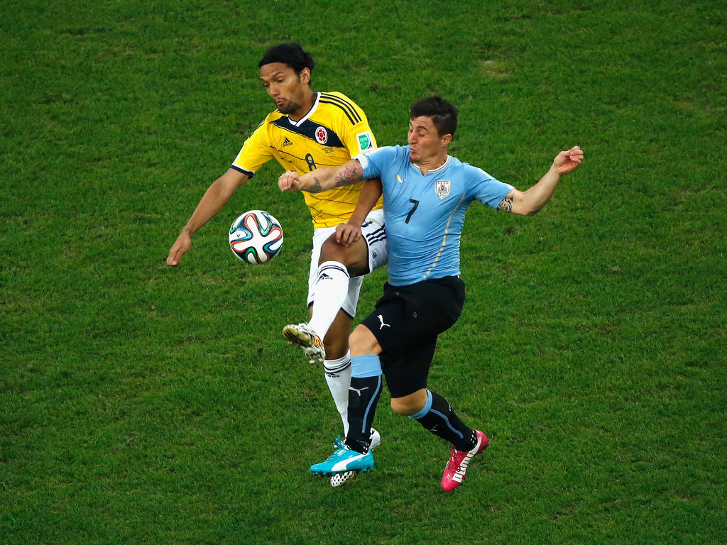 Aguilar (i.) le quita el cuero al 'Cebolla' Rodríguez de Uruguay en el pasado Mundial. (Foto: Getty)