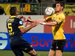 Tomi Jurić (r.) neemt de bal met de borst aan, terwijl hij wordt opgejaagd door Marlon Pereira (l.) tijdens de competitiewedstrijd Roda JC - SC Cambuur. (03-10-2015)
