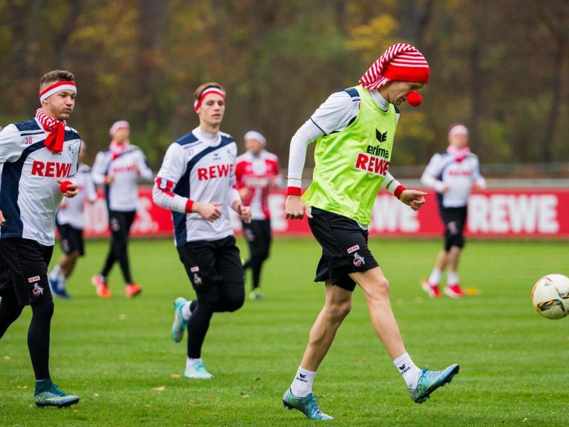 Die Spieler des 1. FC Köln trainierten mit Pappnasen