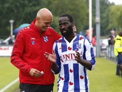 Jurgen Streppel (l.), de nieuwe trainer van sc Heerenveen, heeft een onderonsje met Quincy Owusu-Abeyie (r.). De oud-jeugdspeler van Ajax houdt zijn conditie op peil in Friesland en scoorde twee keer in de eerste oefenwedstrijd van de club. (25-06-2016)