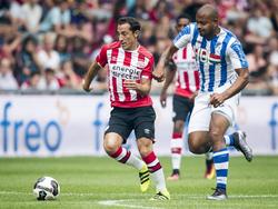 Andrès Guardado (l.) wordt tijdens de oefenwedstrijd tegen FC Eindhoven op de huid gezeten door Rafael Uiterloo (r.), die een contract bij de club probeert te verdienen. (26-07-2016)