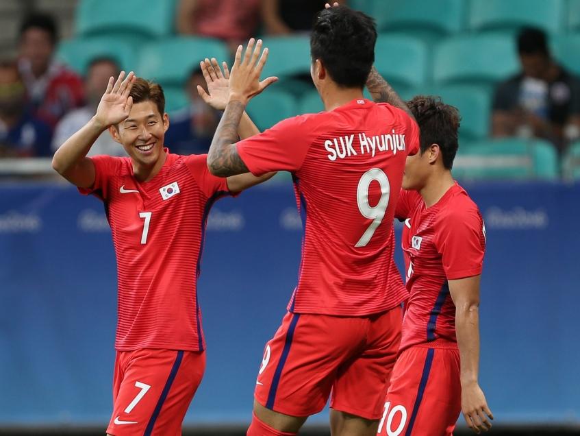 Hyun-jun Suk (m.) maakt namens Zuid-Korea de 0-6 in de groepsfase van de Olympische Spelen tegen Fiji. (05-08-2016)