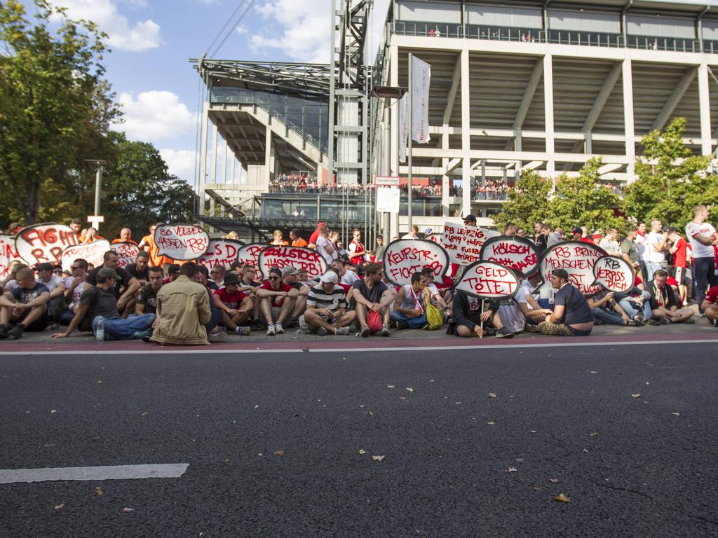 Mit Transparenten ausgestattet blockierten die Fans die Stadionzufahrt