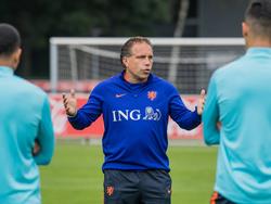 Art Langeler geeft als bondscoach van Jong Oranje instructies aan zijn spelers tijdens de training. (03-10-2016)