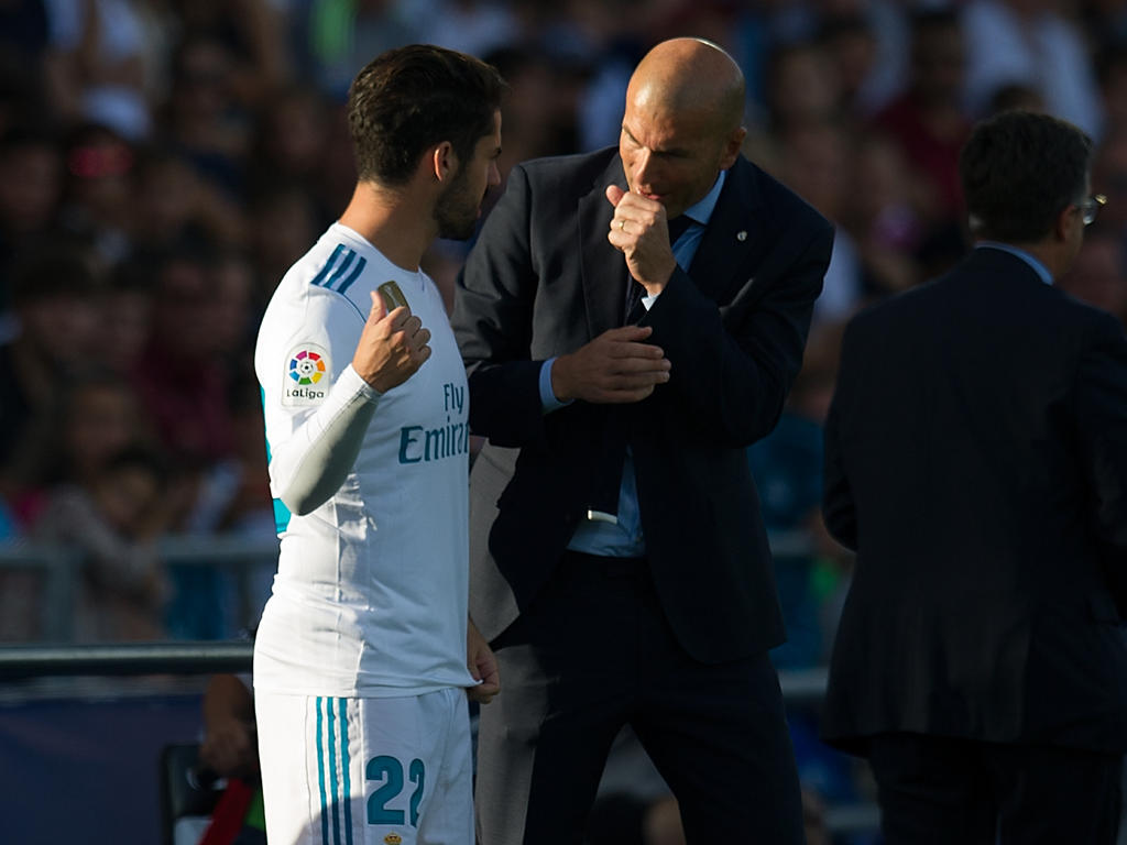 Isco (l.) im Gespräch mit Real-Coach Zinédine Zidane