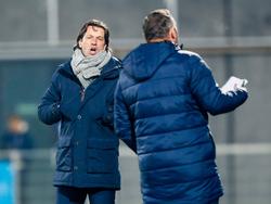 Ernest Faber (l.) is in een onderonsje verwikkeld met PEC Zwolle-trainer Ron Jans. (26-11-2016)
