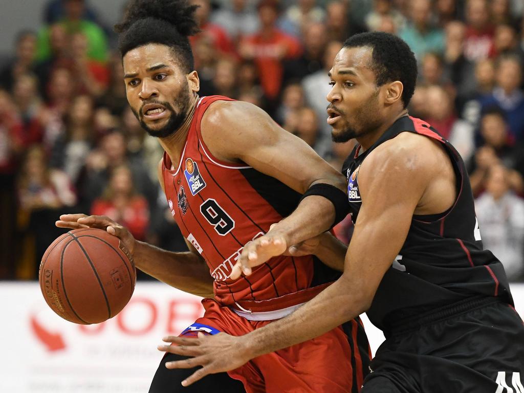 Dwayne Evans (l.) wechselt zu den MHP Riesen Ludwigsburg Dwayne Evans (l.) wechselt zu den MHP Riesen Ludwigsburg