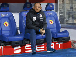 Braunschweigs Trainer Torsten Lieberknecht will mit seinem Team die Klasse halten