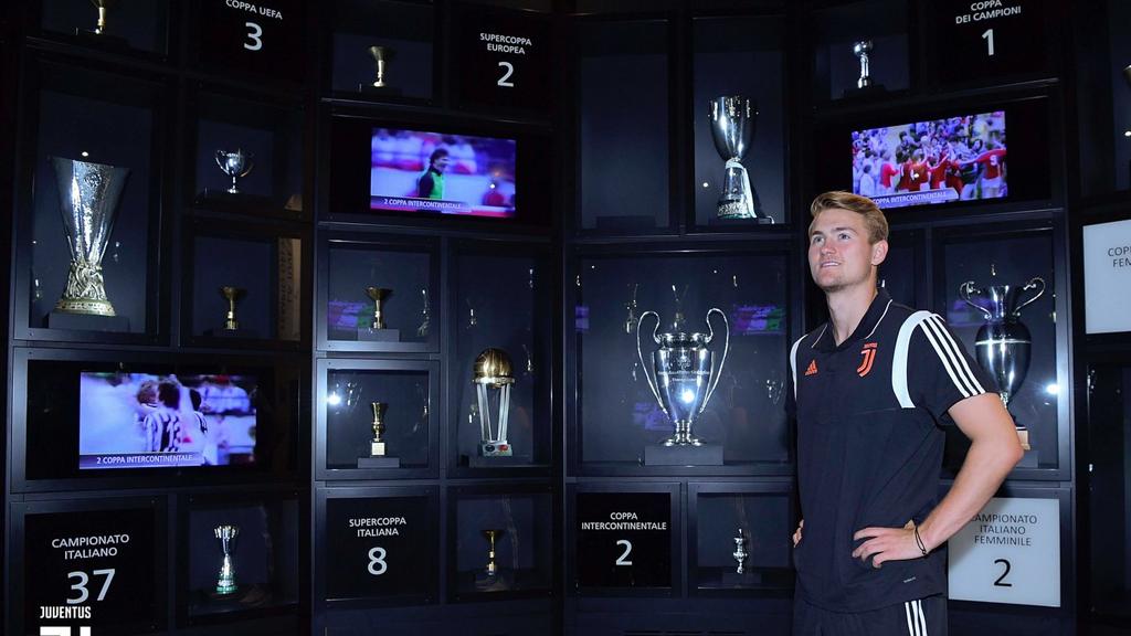 De Ligt contempla la sala de trofeos de la Juventus.